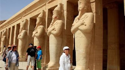 خبير سياحي يكشف عقوبة مضايقة الأجانب أثناء جولاتهم السياحية