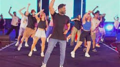 ليلة ولا في الأحلام.. تامر حسني يشعل حماس جمهوره قبل حفله بمهرجان العلمين