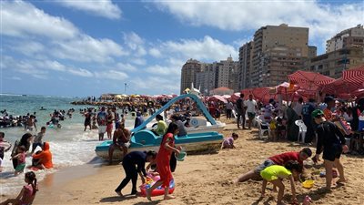 رحلات اليوم الواحد تغزو شواطئ الإسكندرية| صور