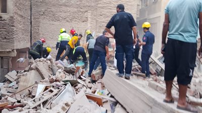 إصابة شخصين إثر سقوط جزء من عقار في شبرا مصر