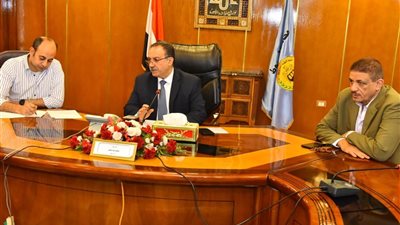 محافظ أسيوط يعقد اجتماعًا مع ممثلي شركات الإعلانات لبحث تطوير المنظومة الدعائية