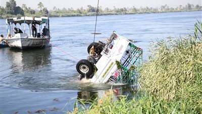 غرق سيارة محملة بالمواشي وعلى متنها شخصان من فوق عبارة نيلية بقنا.. واستمرار عمليات البحث| صور