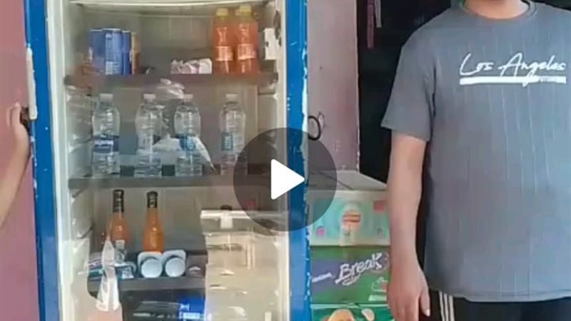 العامل أمام المحل
