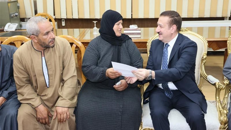 المحافظ يسلم اوراق