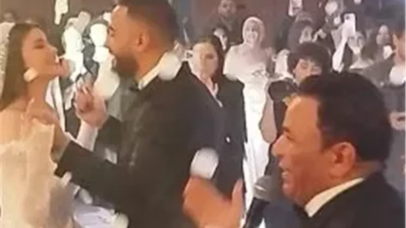محمد فؤاد يهدي ابنته