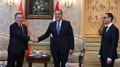 رئيس الوزارء يلتقي نظيره الصيني لبحث سبل تعزيز العلاقات الثنائية بين البلدين 