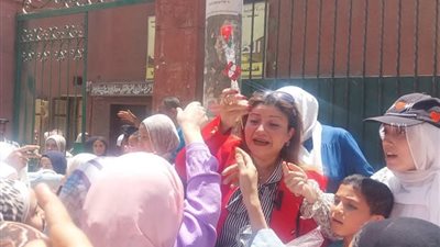 بالحلويات والورود.. حماة الوطن بأسيوط يشارك طلاب الثانوية العامة فرحة انتهاء الامتحانات