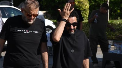 صدمة حلمي وبكاء ريهام حجاج.. مشاهد من جنازة المخرج سامح عبد العزيز