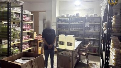 ضبط مصنع غير مرخص لتصنيع زيوت السجائر الإلكترونية داخل شقة بالقطامية