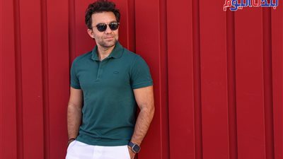 إطلالة صيفية جذابة للفنان شريف رمزي بعدسة معاذ النجار
