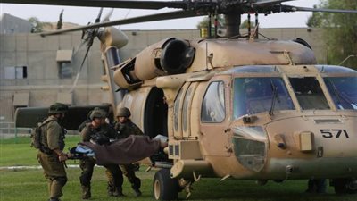 مروحية إسرائيلية تنقل جنديًا مصابًا من غزة إلى مستشفى إيخيلوف