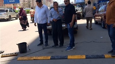 استجابة لشكاوى الأهالي.. تركيب مطبات صناعية بشوارع سيدي سالم في كفر الشيخ