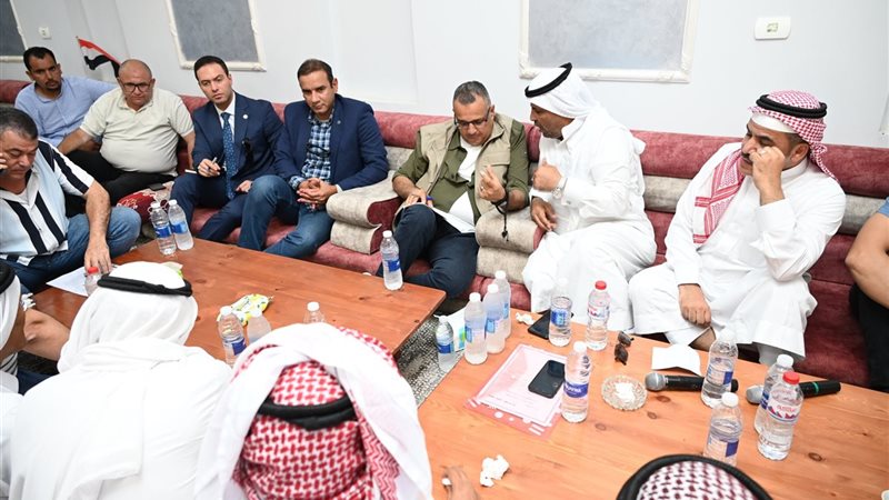 اثناء لقاء محافظ