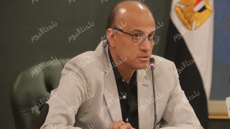 الكاتب الصحفي حسين