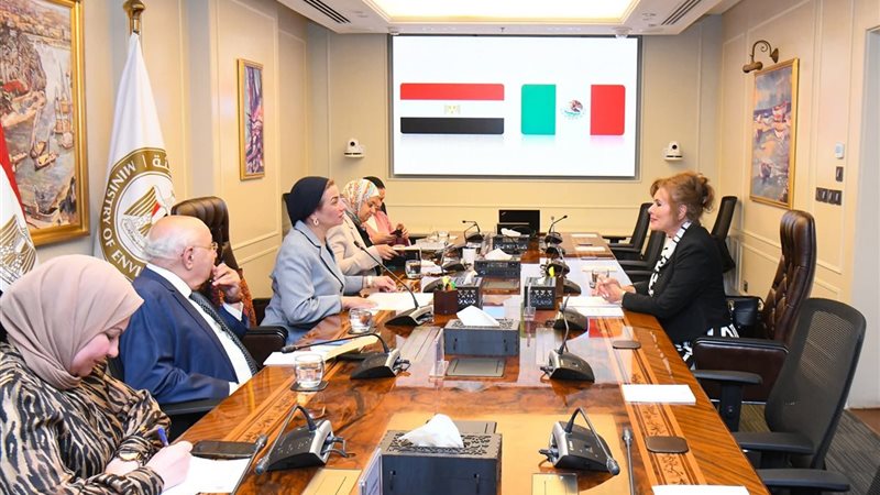 وزيرة البيئة والسفيرة