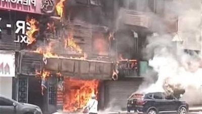 الحماية المدنية تسيطر على حريق هائل اندلع في محل تجاري وسيارة بشارع فيصل 