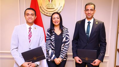 وزيرة التضامن الاجتماعي تكرم الإدارة العامة للاتصال السياسي والشئون البرلمانية