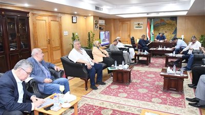 محافظ الفيوم يلتقي أعضاء مجلسي النواب والشيوخ لبحث شكاوى ومطالب المواطنين