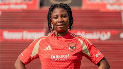 الغانية ميرسي أتوبرا تدعم فريق سيدات كرة القدم بالنادي الأهلي