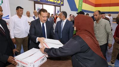 محافظ المنوفية يسلم مساعدات عينية ولحوم لـ2000 أسرة من الأولى بالرعاية (صور)
