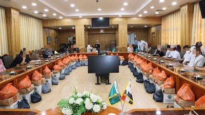 محافظ المنوفية يسلم مساعدات مالية وعينية  لــ 40 حالة  .. صور 