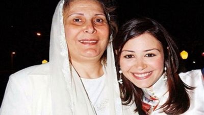 منة شلبي ترد على شائعة وفاة والدتها: «عيب اللي بيحصل ده»