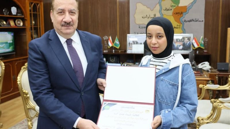 المحافظ يهدى الطالبة
