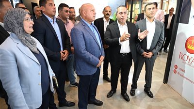 وزير الصناعة يتفقد مصانع بمدينة العبور لتعزيز الصناعة المصرية