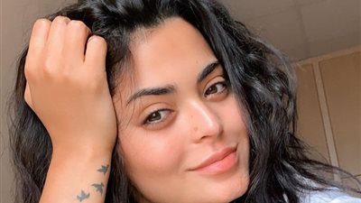 بعد تصريحاته عن تحريم لمس الشعر.. أسماء جلال تقاضي مصففها السابق