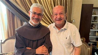 الأب بطرس دانيال يطمئن محبي لطفي لبيب على حالته الصحية