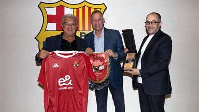 اجتماع ثلاثي بين الخطيب ورئيس برشلونة وكامل حول مشروع استاد النادي الأهلي