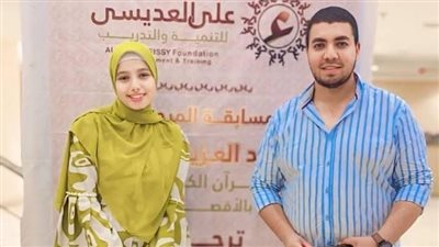 محفظ قرآنى بقنا يهدى طالبة متفوقة فى الثانوية العامة رحلة عمره 