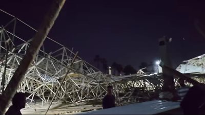 إصابة 4 عمال في سقوط مظلة بمجمع المواقف في قنا