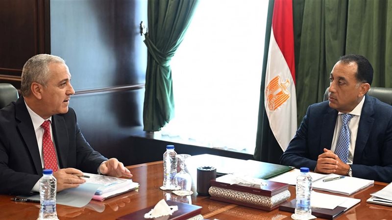 رئيس الوزراء يستعرض