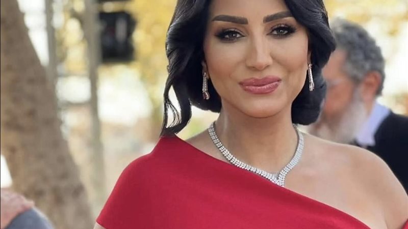 الفنانة وفاء عامر