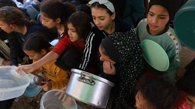 بعد موافقة إسرائيل.. بريطانيا تسرع جهود إيصال المساعدات جوًا إلى غزة