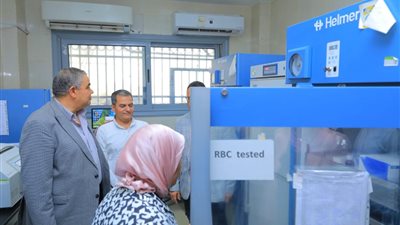 رئيس جامعة كفر الشيخ يتفقد معامل ومراكز طبية بكلية الطب