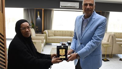  شهادة تقدير ودرع المحافظة ومكافأة مالية.. محافظ أسوان يكرم السيدة فاطمة 