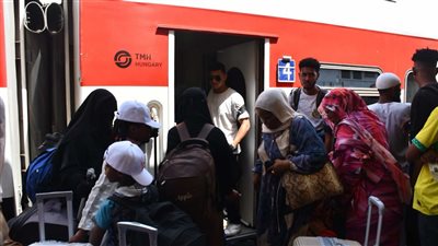 رحلة تاريخية لقطار مصري يعيد آلاف السودانيين لوطنهم مجانا