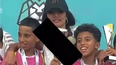 صورة خاطئة تشعل السوشيال ميديا.. زينة تتصدر الترند بسبب طفلين ليسا أبنائها من أحمد عز