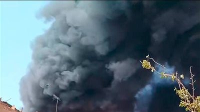 الدفع بـ10 سيارات إطفاء للسيطرة على حريق هائل داخل مخازن أدوية بمصر الجديدة