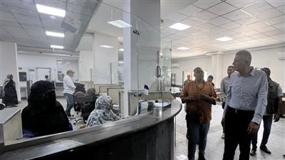 محافظ أسوان يفاجئ المركز التكنولوجي للخدمات الحكومية بقرية الكفور بكوم أمبو