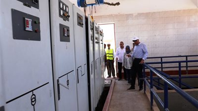 محافظ أسوان يتفقد محطة رفع صرف صحي بمركز كوم أمبو