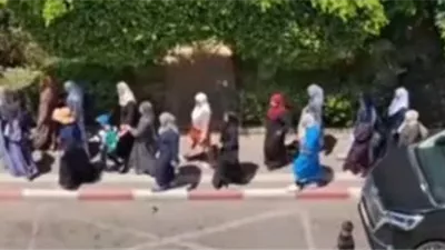 فيديو صادم.. مظاهرة إخوانية بأعلام إسرائيل أمام سفارة مصر في تل أبيب