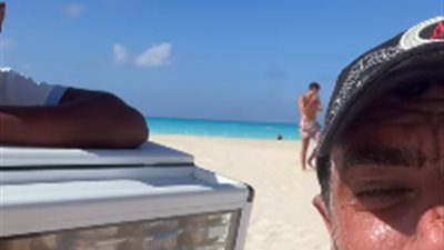بالفيديو.. أحمد العوضي يتفاعل مع بائع فريسكا على البحر: “وشي كله رملة”