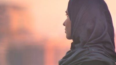 فتاة تروي تفاصيل نشر زوجها فيديوهات فاضحة لها عبر السوشيال ميديا