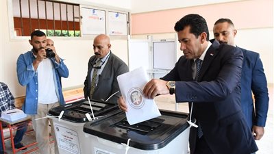 وزير الرياضة يدلي بصوته في انتخابات الشيوخ بمدينة الشروق