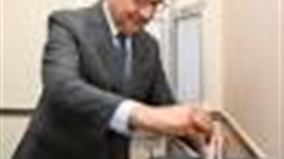 بعد إدلاؤه بصوته.. وزير قطاع الأعمال: المشاركة في الانتخابات واجب وطني