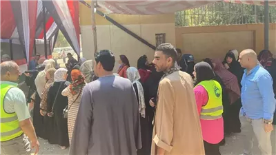 إقبال كثيف من الناخبين على لجان الوراق بانتخابات مجلس الشيوخ.. والنساء يتصدرن المشهد 