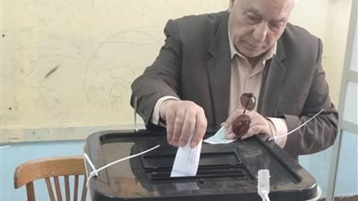 أسامة العبد يدلي بصوته في انتخابات الشيوخ.. ويؤكد: المصريين حريصين على دولتهم 